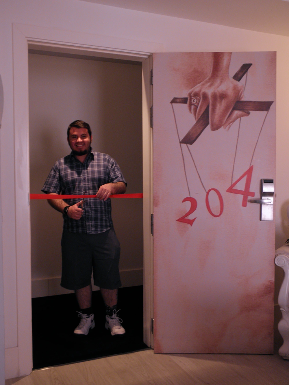 David Pugliese inaugura la habitación 204 del hotel Dormirdcine