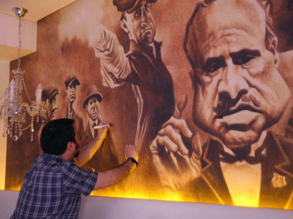 David Pugliese firma el mural de la habitación 204 del hotel Dormirdcine